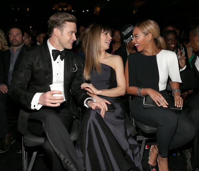 Beyoncé ao lado do casal 20, Justin Timberlake e Jessica Biel.