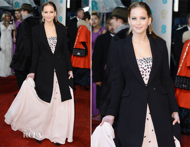 Jennifer Lawrence chegando no Bafta Awards